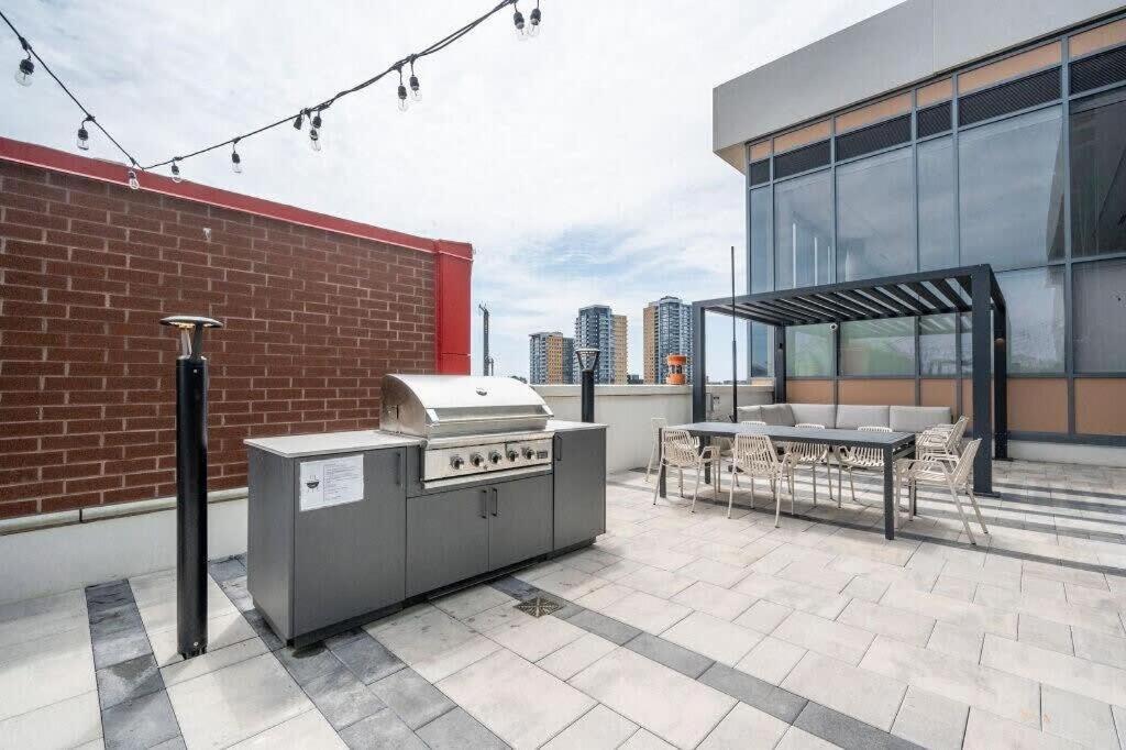 Stylish 2Br Condo - Balcony - Stunning City View Kitchener Exterior photo